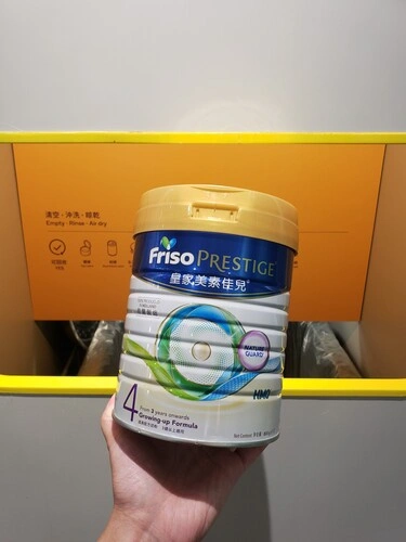 第七步:把已戳洞及清洗乾淨的奶粉罐投放進回收點内